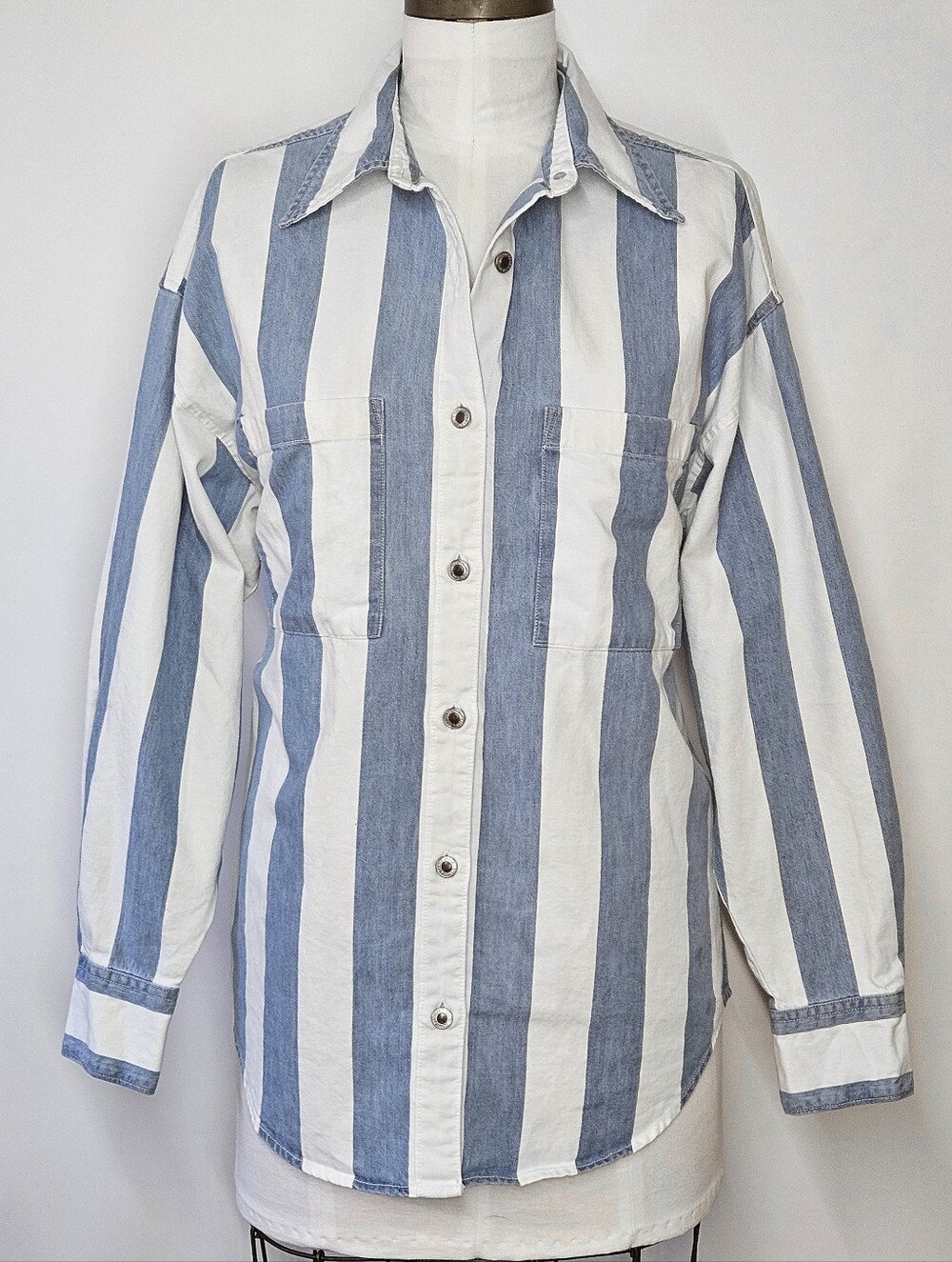 Levi’s Size M SilverTab Vertical Stripe Denim Shirt Medium Blue White Shacket